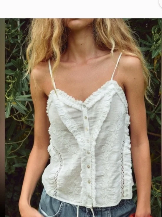 NWT Zara boho floral embroidered ruffle top
🚨FIRM PRICE NO DISCOUNT - Picture 1 of 10